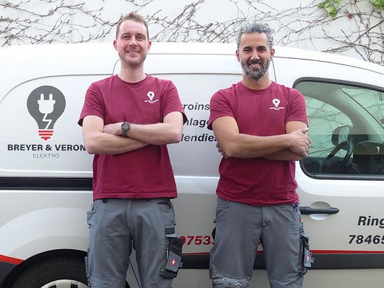 Elektriker-Team von Elektro Breyer & Veron in Konstanz Die Geschäftsführer von Elektro Breyer & Veron stehen vor einem Firmenfahrzeug in Konstanz.