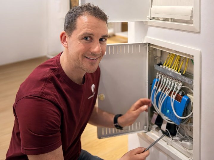 Elektriker in Konstanz bei der Elektroinstallation an einem Sicherungskasten im Wohnhaus. Elektriker von Breyer & Veron arbeitet an einem geöffneten Sicherungskasten in einem Wohngebäude in Konstanz.